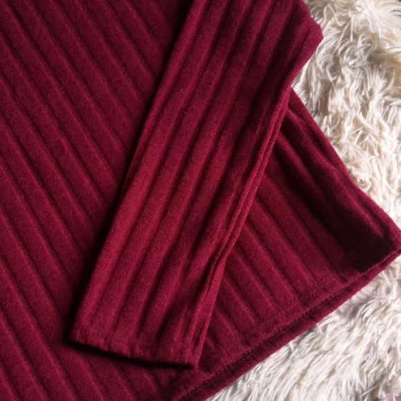 🏷️2/$20 🏷️ Red Olivia Rae turtle neck - Picture 3 of 4